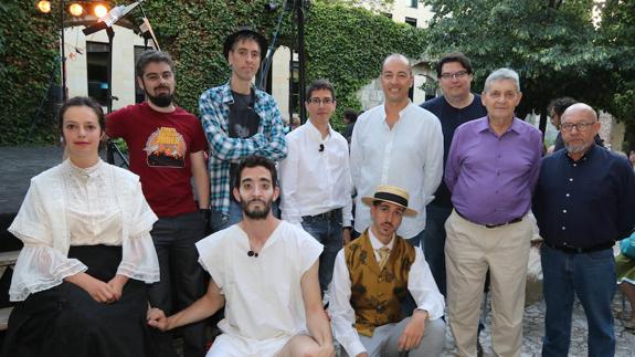 Los intérpretes posan con los miembros del jurado (a la derecha)