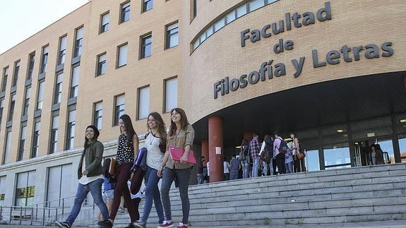 Fachada principal de la Facultad de Filosofía y Letras de la UVA, donde se imparte el Grado en Periodismo. 