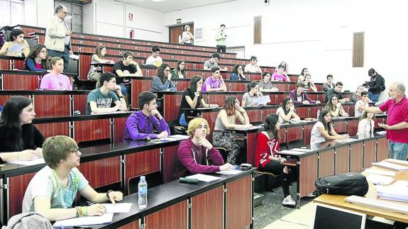 Varios aspirantes a acceder a la universidad, durante las pruebas de selectividad del pasado mes de junio.