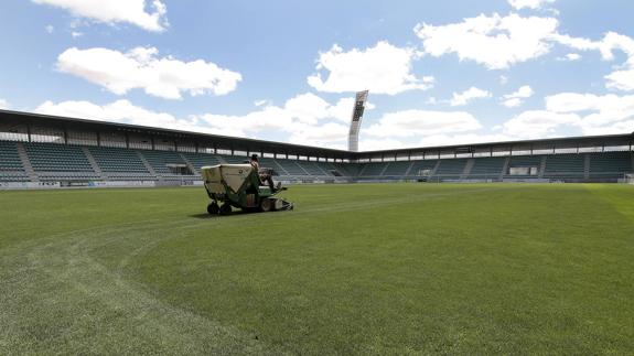 Un operario siega el césped de La Balastera. Enrique Camina
