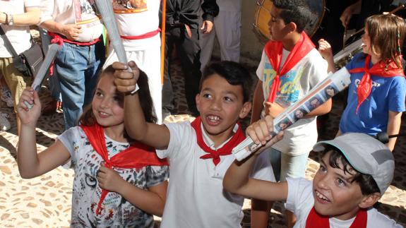 Un grupo de niños en los cánticos a San Fermín. 