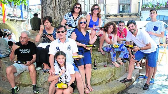 Los vecinos buscaban los lugares de sombra para disfrutar del plato de paella.