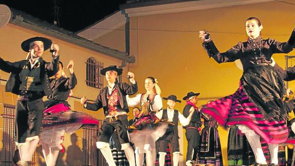 Danza el pasado sábado en Santiuste, en las fiestas en honor a la Virgen del Carmen. 