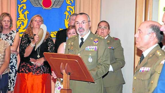 El nuevo subdelegado de Defensa pronuncia su discurso tras tomar posesión del cargo. 