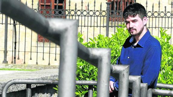 El joven graduado en psicología Diego Cuadrado Prieto posa en un parque de Salamanca.
