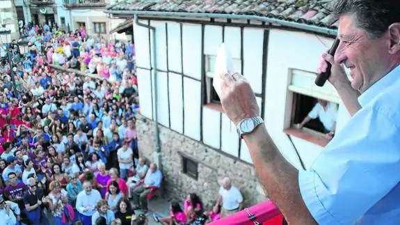 Pablo Unamuno saluda a los coritos desde el balcón del Casino Obrero, tras pronunciar su pregón. 
