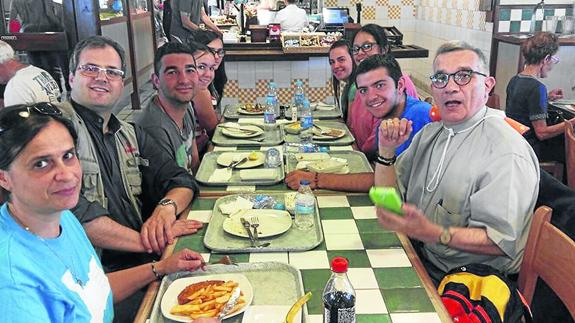 El obispo de Segovia, César Franco, comparte mesa con miembros de la expedición durante una de las paradas del viaje. 