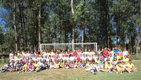 La familia en pleno posa delante de una portería de fútbol en Torrelobatón