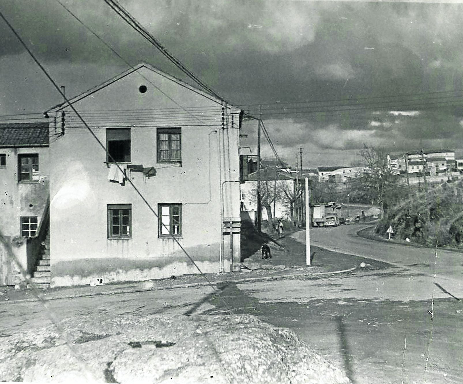 Imagen de la antigua lechería, que estaba en la parte superior de la calle, haciendo esquina con la actual Vía Roma. Imagen cedida por Andrés Martín.