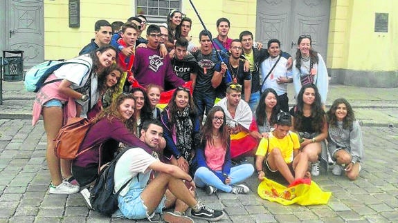 Foto de grupo de los salmantinos antes de la misa en Czestochowa.