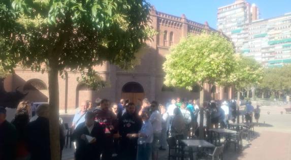 Primeras colas en las taquillas de la Plaza de Toros. 