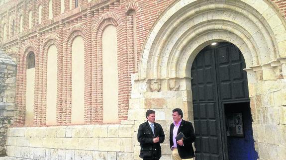 El presidente de la Diputación y el alcalde de Cuéllar, en una visita al templo de San Andrés.