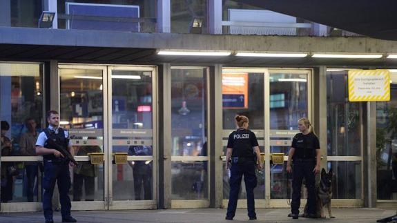 Policías aseguran el acceso a la Estación Central tras el tiroteo registrado en un centro comercial en Múnich