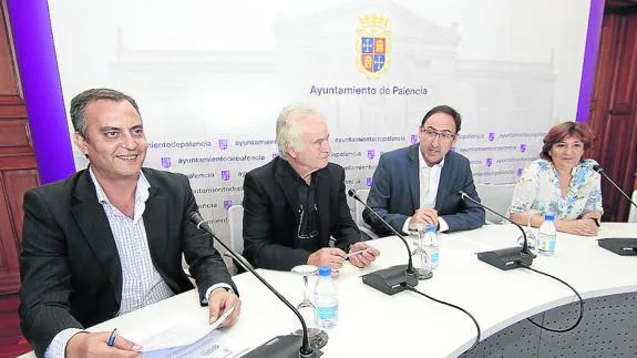 De izquierda a derecha, Luis Ángel Pérez Sotelo, Juan José Martínez, Alfonso Polanco y RosaMaría Iglesias, ayer durante la firma del convenio.