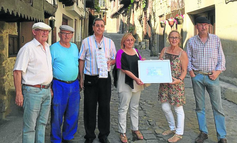 Los miembros de la Corporación local y de la ONCE en la calle cuya imagen protagoniza el cupón.