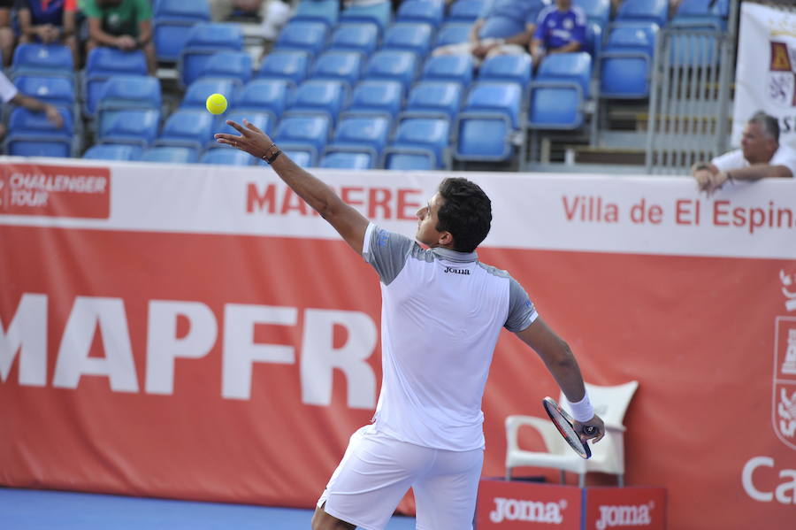 Almagro se dispone a sacar durante un encuentro del Open de El Espinar.