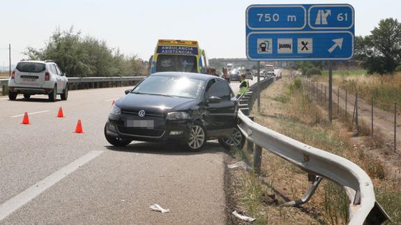 El accidente de un turismo en el kilómetro 60 de la A-62 (Burgos-Portugal), en el témino de Quintana de Puente, provoca retenciónes debido al intenso volumen de tráfico sentido Portugal, aunque la guardia civil regula el tráfico por un carril.