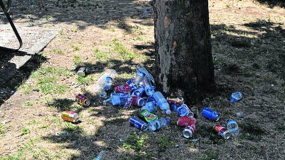 Los vecinos de San José denuncian basura y ratas en sus parques y jardines