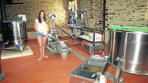 Un miembro de Apícola Fernández muestra la maquinaria de la exposición.
