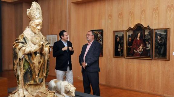 Antonio Sánchez del Barrio junto al catedrático de Derecho Mercantil, Jesús Quijano, en la exposición de Medina del Campo. 