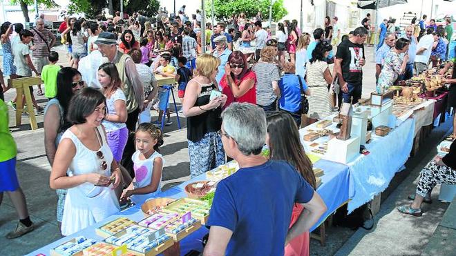 La Plaza Mayor de Monleras se convirtió en un hervidero de gente durante todo el día con motivo de la celebración de la Feria de Oficios.