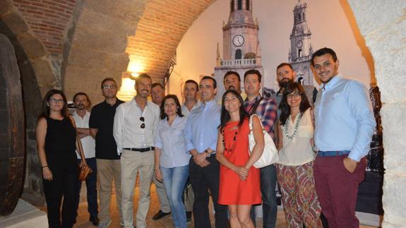 Representantes de siete denominaciones de origen de vino de Castilla y León y el alcalde de Toro, durante la visita a la bodega histórica del vino de Toro