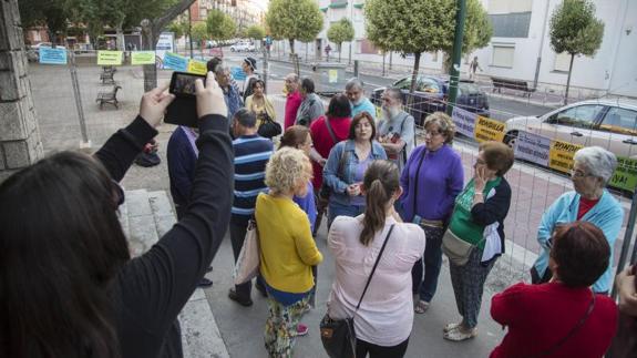 Protesta vecinal, este martes por la mañana en el San Juan de la Cruz.