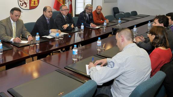 El director general de Transportes de la Junta, Ignacio Santos (2º por la derecha) explica los detalles del convenio del futuro abono de autobuses a Madrid. Ical