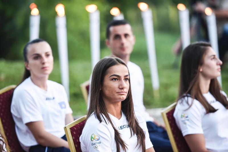 En primer término la judoka Majlinda Kelmendi, esperanza de medalla para Kosovo 