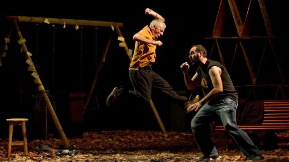 Txubio y Miguel Garcés en una escena de 'Aquí va a pasar algo'. 