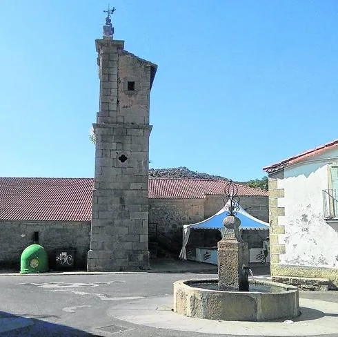 La plaza y el lateral de la iglesia de Valdesangil.