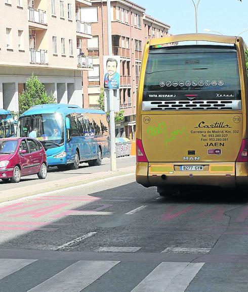 Autobuses estacionados en Ezequiel González. Antonio de Torre.