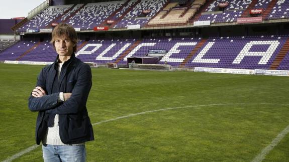 Álvaro Rubio, sobre el césped del Estadio José Zorrilla.