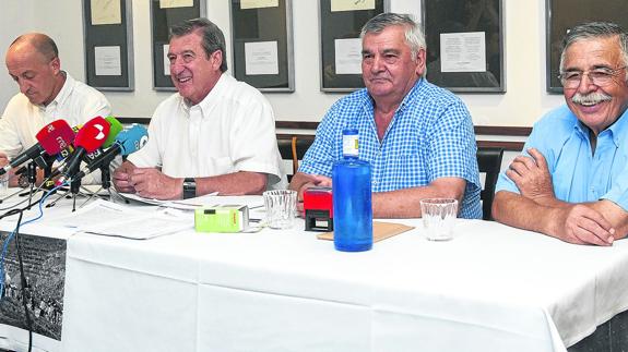 Miembros de la Asociación de Amigos del Libro del Buen Amor, en la presentación de la romería en el restaurante José María. 