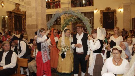 La novia entrando en la Iglesia con el padrino