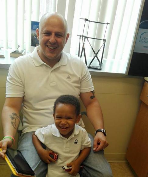Leo, con su padre, Benjamín Granados, antes de la operación. El Norte