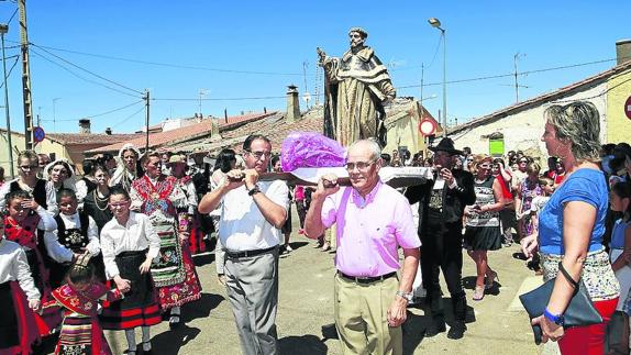 Un momento de la procesión con Santo Domingo de Guzmán. 