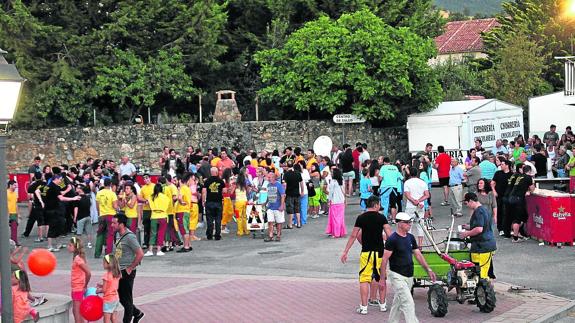 Los vecinos disfrutan de actividades en una pasada edición de las fiestas. 
