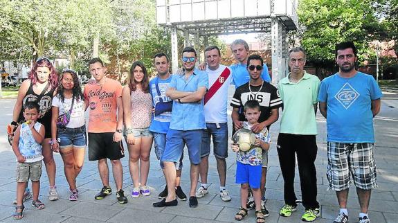 Integrantes de la nueva peña Los Chiguitos posan ayer en el parque del Salón.