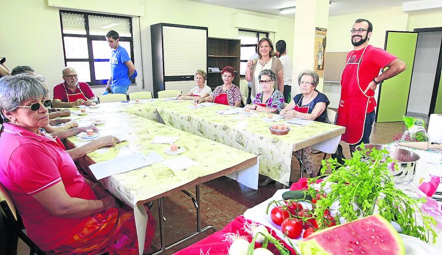 Los participantes en el curso ‘Cocina sana en verano’ atienden las instrucciones en una de las salas del Centro Juan de la Fuente.