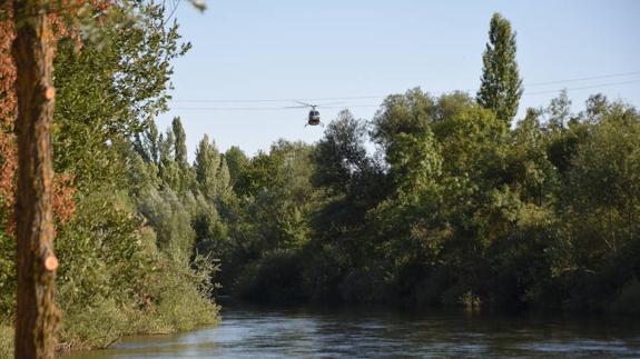 Un helicóptero de búsqueda sobrevuela el río Carrión en Guardo. 