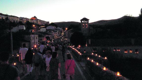 Miles de velas alumbraron la ‘Noche de Agua y Fuego’ celebrada en Fuentidueña. 
