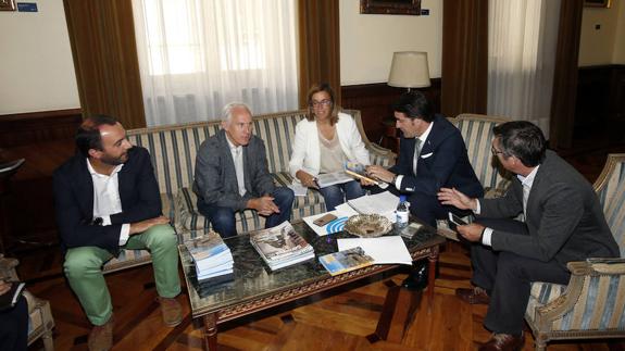 La presidenta de la Diputación y consejero, a la derecha, con representantes institucionales y colaborares