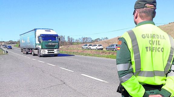 Un agente de Tráfico vigila un tramo de carretera. 