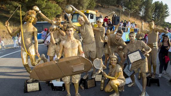 Peñistas de Cabezón, disfrazados de trofeos en un desfile que coincide con los Juegos Olímpicos.