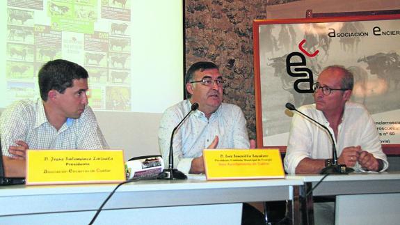 Jesús Salamanca, presidente de la Asociación Encierros de Cuéllar (izquierda); Luis Senovilla, concejal de Festejos de la villa, y Alfonso Rey, autor del trofeo a la Mejor Ganadería. 