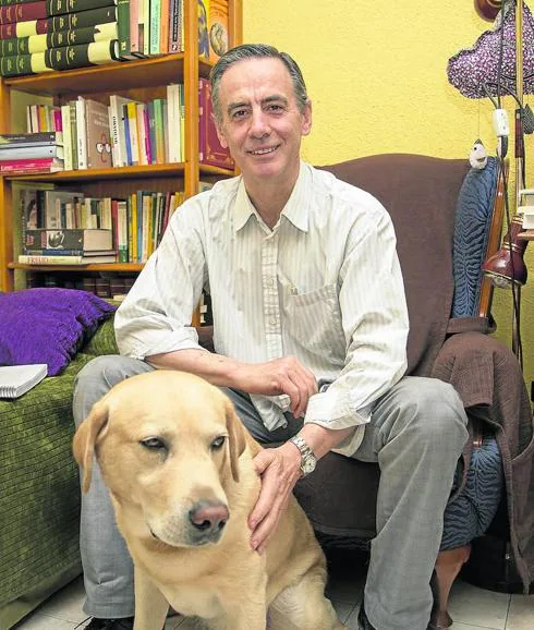 El profesor Vicente Manuel Ortiz Oria junto a Pancho en la sala de su casa. 