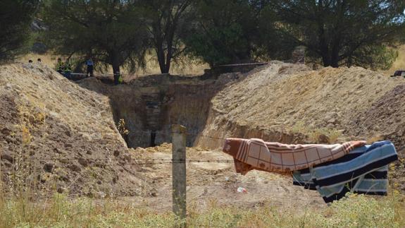 Zona excavada por las máquinas en la que se ha encontrado el cuerpo sin vida del pastor en el interior del pozo. 