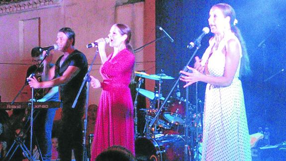 El grupo Azúcar Moreno cantando sobre el escenario de Laguna de Contreras. 