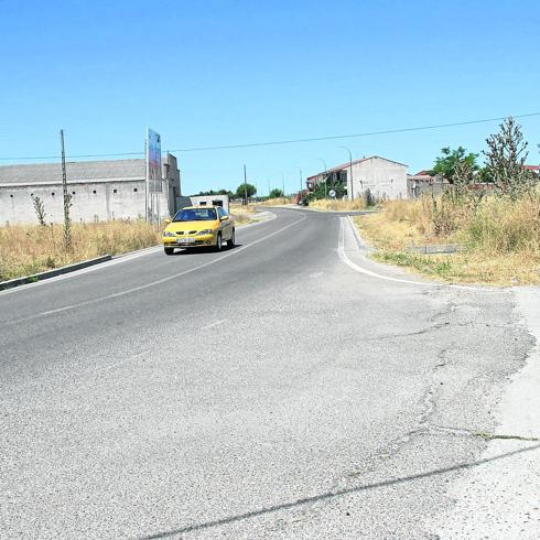 Tramo del vial que discurre hasta el cementerio, donde se construirá la nueva carretera. 